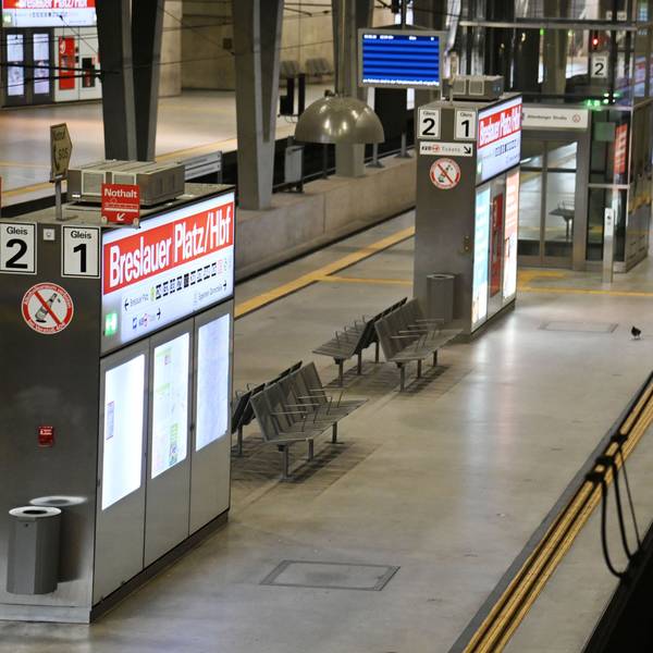 02.02.2026 Köln. Aufgrund des Warnstreiks im Öffentlichen Personennahverkehr (ÖPNV-Warnstreik) fahren ganztägig weder Busse noch Stadtbahnen der Kölner Verkehrsbetriebe (KVB). Die U-Bahn Haltestelle Breslauer Platz ohne Fahrgäste. Foto: Alexander Schwaiger