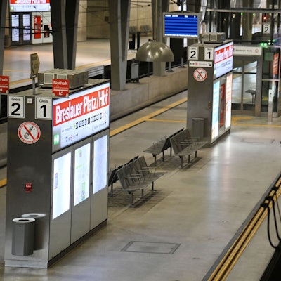 02.02.2026 Köln. Aufgrund des Warnstreiks im Öffentlichen Personennahverkehr (ÖPNV-Warnstreik) fahren ganztägig weder Busse noch Stadtbahnen der Kölner Verkehrsbetriebe (KVB). Die U-Bahn Haltestelle Breslauer Platz ohne Fahrgäste. Foto: Alexander Schwaiger