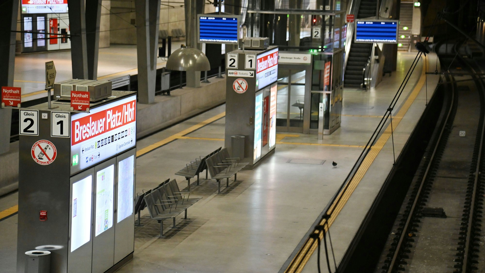 02.02.2026 Köln. Aufgrund des Warnstreiks im Öffentlichen Personennahverkehr (ÖPNV-Warnstreik) fahren ganztägig weder Busse noch Stadtbahnen der Kölner Verkehrsbetriebe (KVB). Die U-Bahn Haltestelle Breslauer Platz ohne Fahrgäste. Foto: Alexander Schwaiger