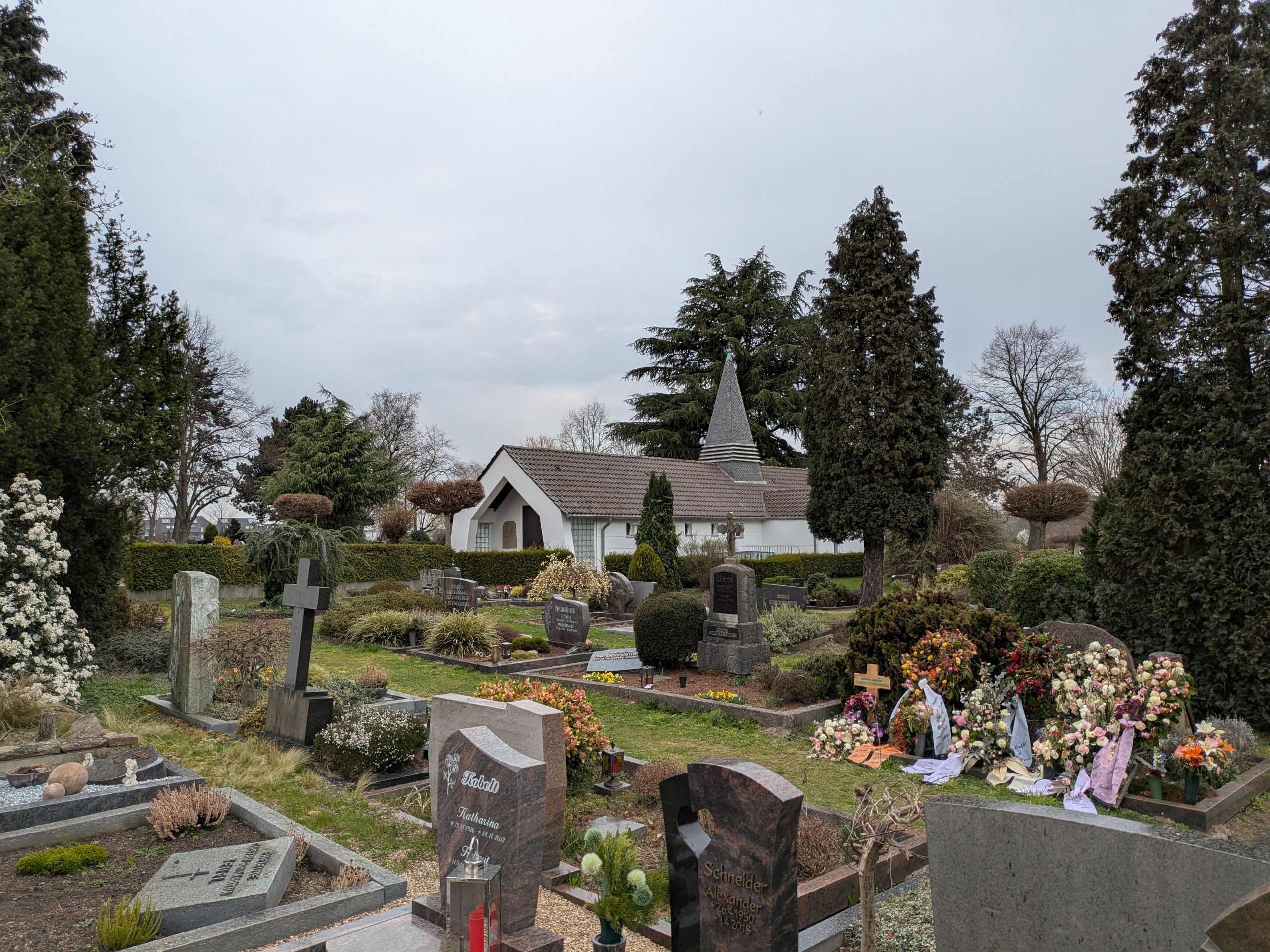 Der Friedhof in Hitdorf mit der Friedhofskapelle