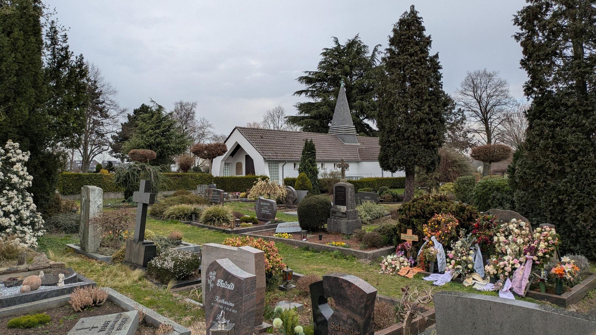 Der Friedhof in Hitdorf mit der Friedhofskapelle