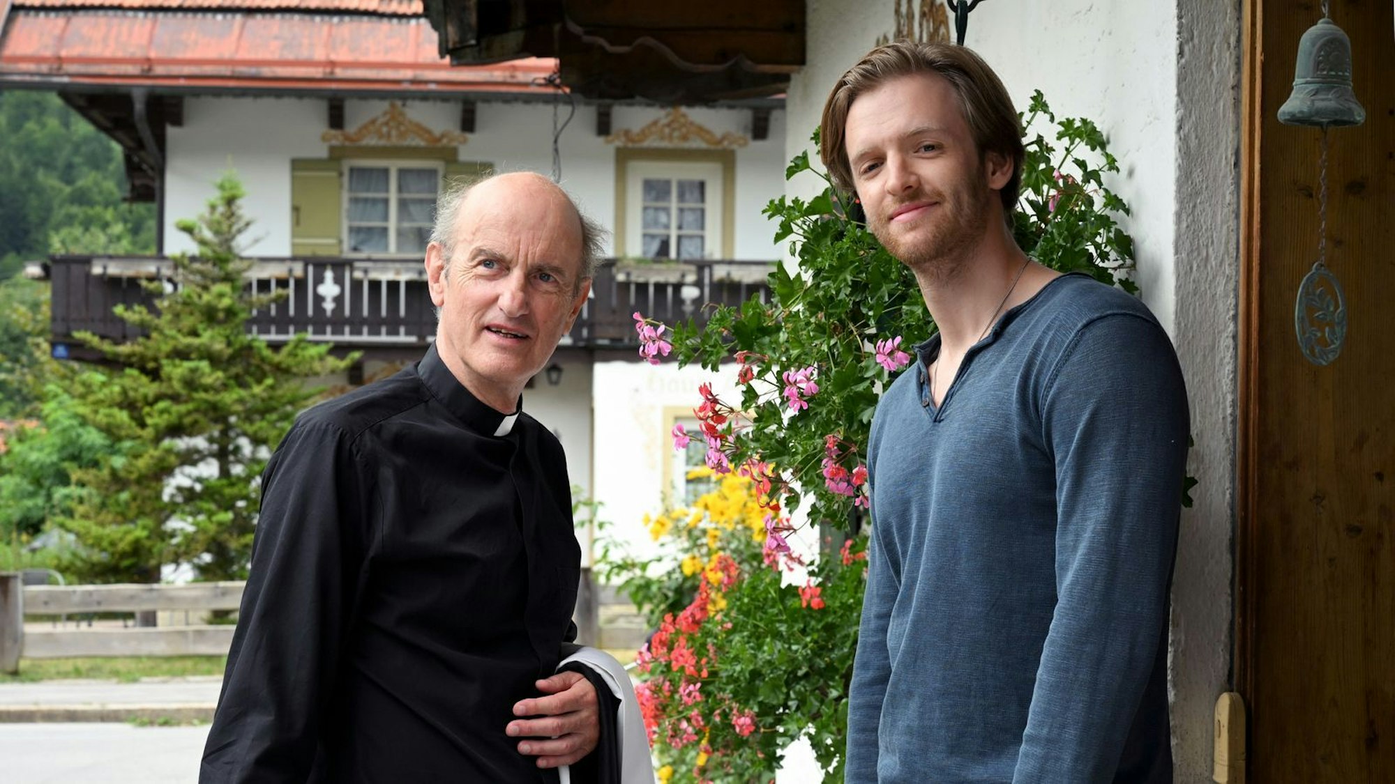 Unbefriedigend: Lange war nicht klar, was Arthur (Timur Bartels) vor seinem entfernten Verwandten Pfarrer Sonnleitner (Johannes Herrschmann) verbirgt. Die Auflösung im Staffelfinale geriet enttäuschend dünn. (Bild: ZDF/Barbara Bauriedl)