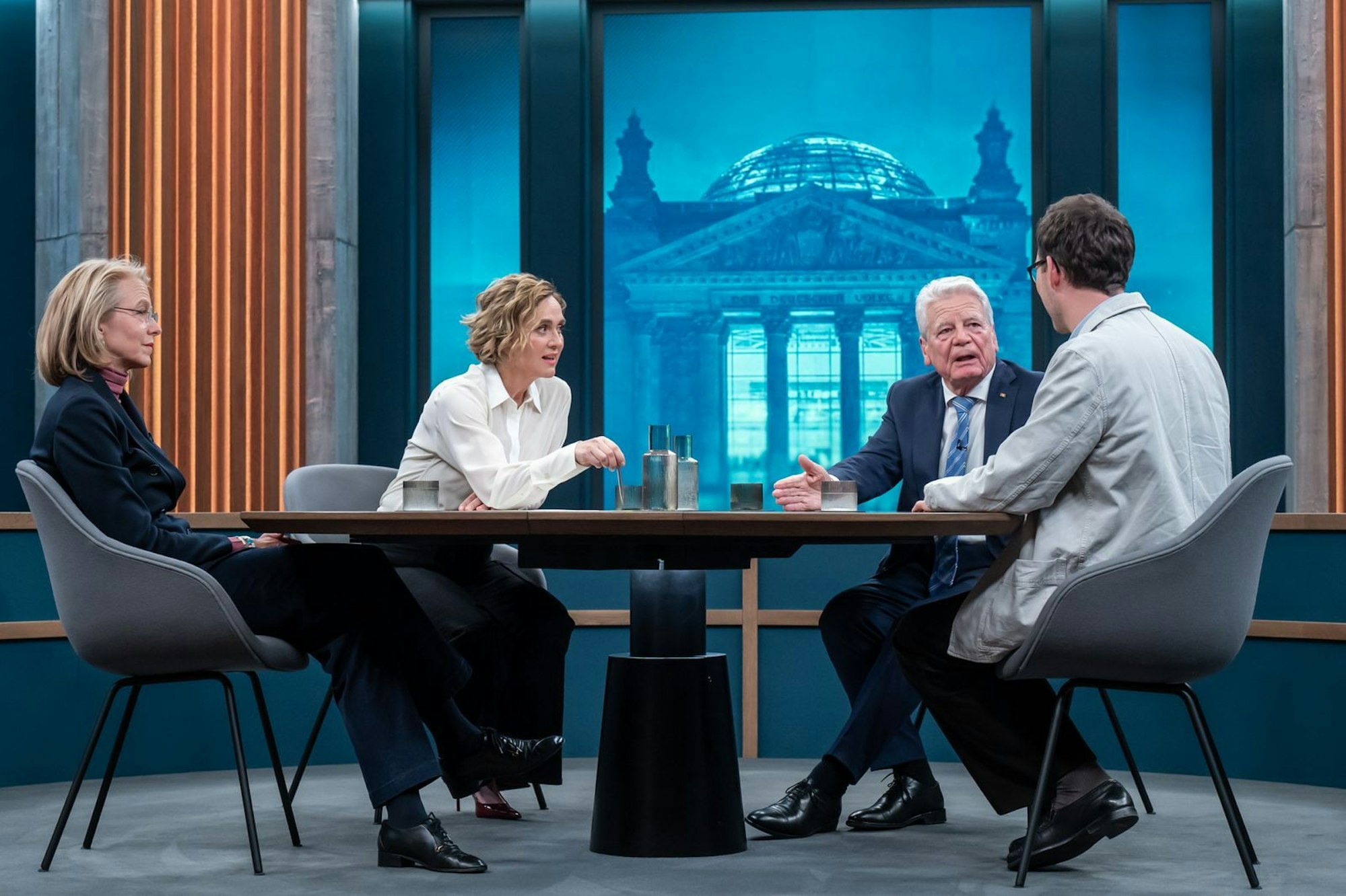 Caren Miosga wollte mit ihren Gästen über Politikverdrossenheit reden, diese schweiften aber oft vom Thema ab. (Bild: ARD / Claudius Pflug)