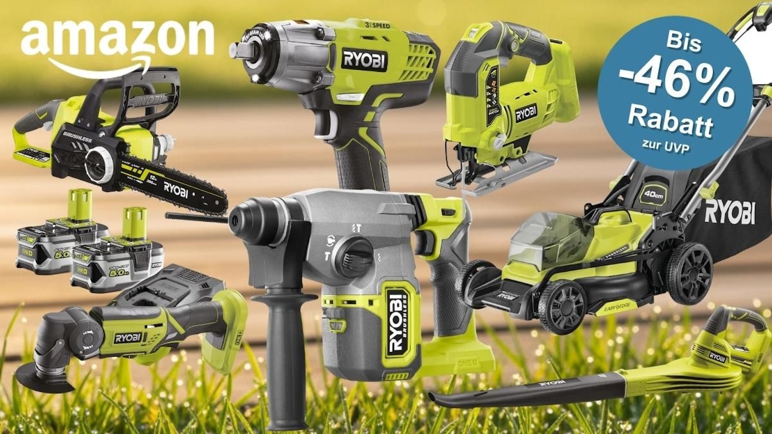 Ryobi Akku-Werkzeuge und Gartengeräte – Kettensäge, Schlagschrauber, Rasenmäher, Bohrhammer, Winkelschleifer, Stichsäge und Laubbläser – vor Gartenhintergrund mit Wiese und Holzboden.
