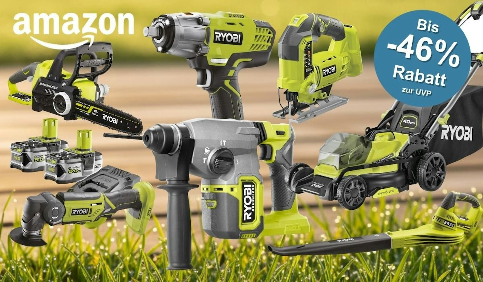 Ryobi Akku-Werkzeuge und Gartengeräte – Kettensäge, Schlagschrauber, Rasenmäher, Bohrhammer, Winkelschleifer, Stichsäge und Laubbläser – vor Gartenhintergrund mit Wiese und Holzboden.