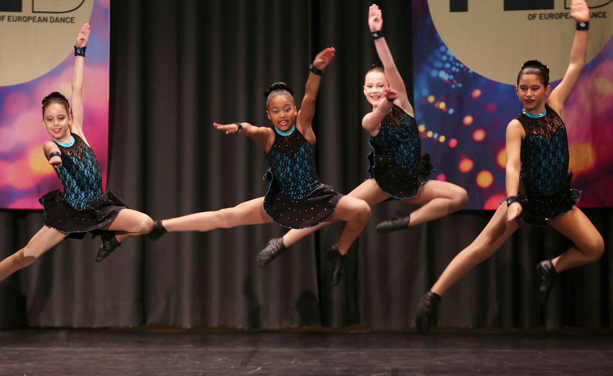 Mädchen der Bernsteingarde präsentieren ein Sprungbild.