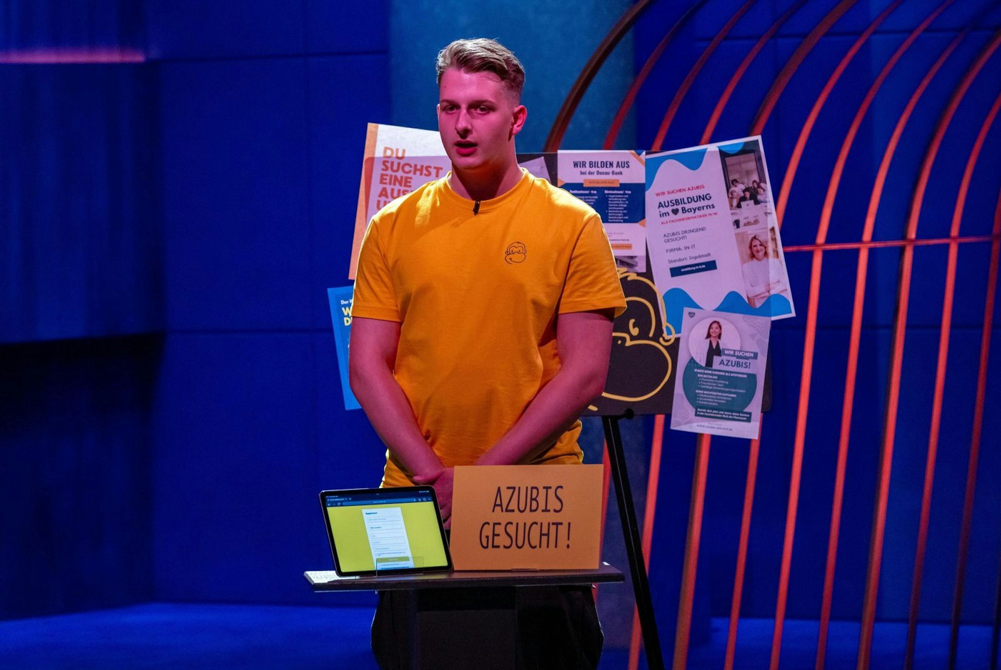 Eigentlich hätte man auch sehr gerne konkreter erfahren, wie das Start-up „Jimmy“ des gerade mal 16-jährigen Gründers Philipp aufgebaut ist. Doch der junge Mann unterliegt im „Battle“ dem anderen Teenager der Show. (Bild: RTL / Bernd-Michael Maurer)