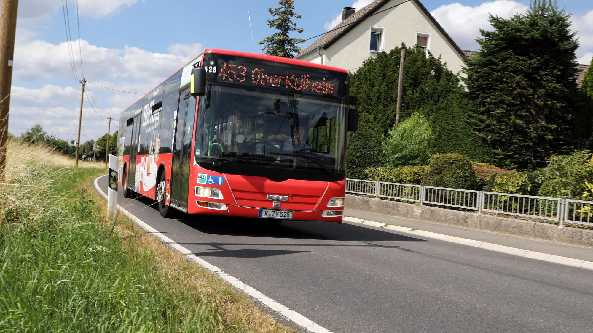 Ein Linienbus fährt auf einer Straße bei Bergisch Gladbach-Breite in Richtung Herkenrath.