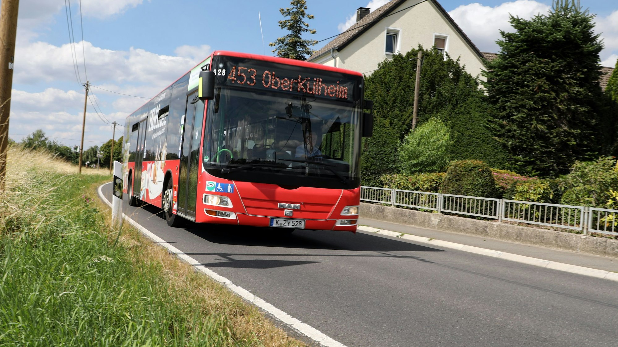 Ein Linienbus fährt auf einer Straße bei Bergisch Gladbach-Breite in Richtung Herkenrath.