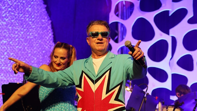 Linus auf der Bühne als Moderator der Talentprobe.