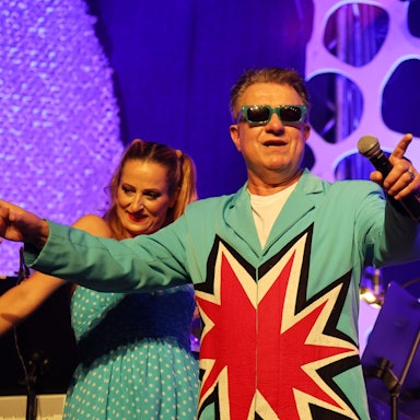 Linus auf der Bühne als Moderator der Talentprobe.