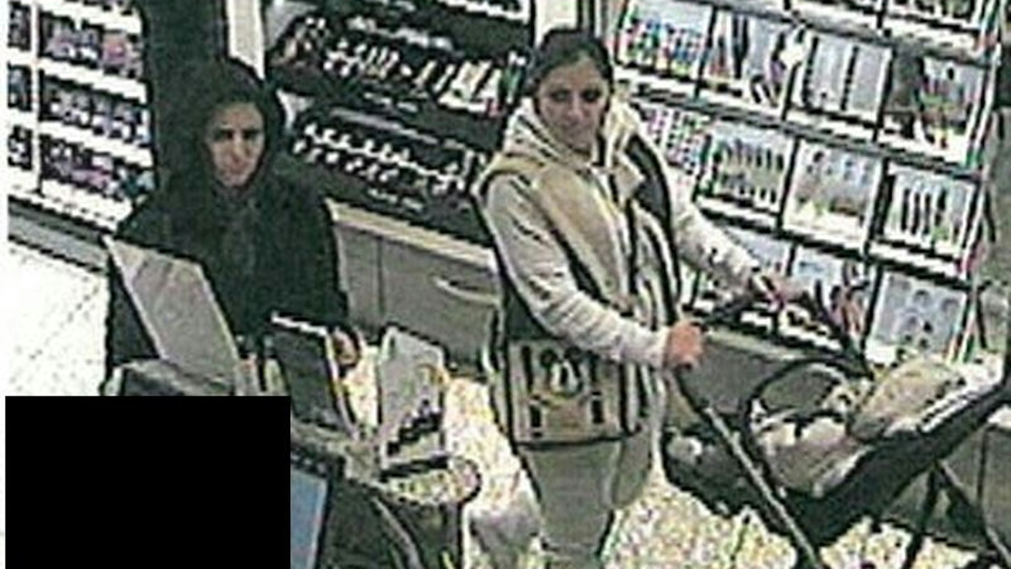 Zwei verdächtige Frauen auf einem Foto einer Überwachungskamera