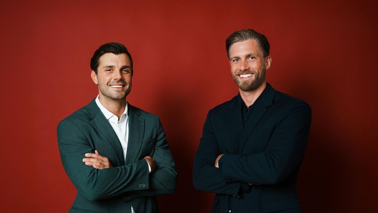 Tim (links) und Sebastian sind die neuen Rosenkavaliere bei „Die Bachelors“. (Bild: RTL / Lena-Luise Grellert)