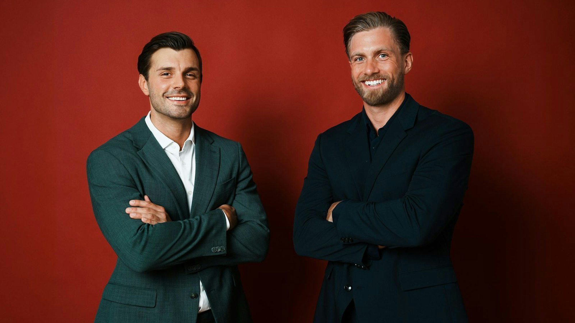 Tim (links) und Sebastian sind die neuen Rosenkavaliere bei „Die Bachelors“. (Bild: RTL / Lena-Luise Grellert)