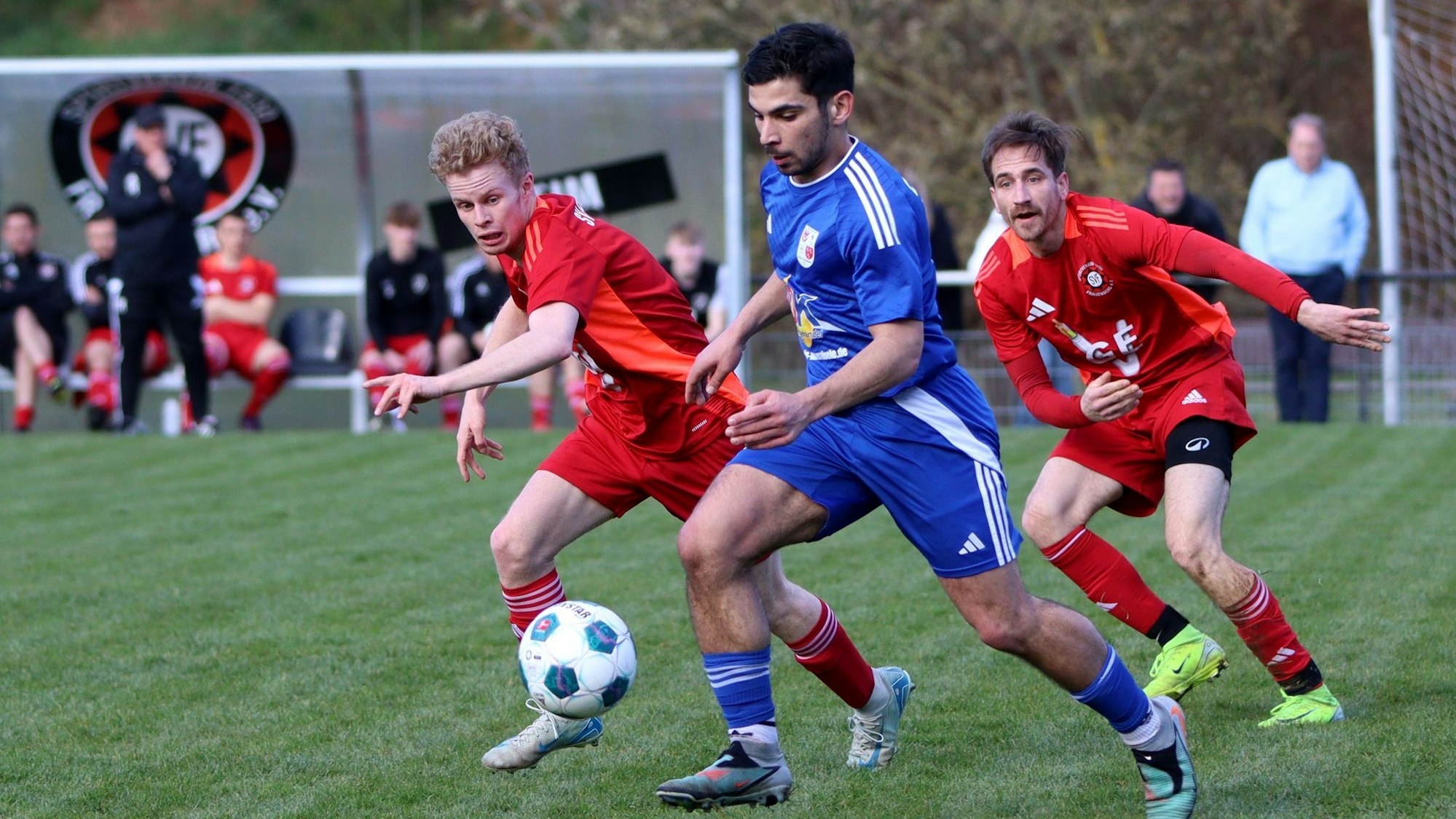 Das Bild zeigt eine Spielszene im Duell zwischen dem SV Frauenberg und der SG Dahlem-Schmidtheim.
