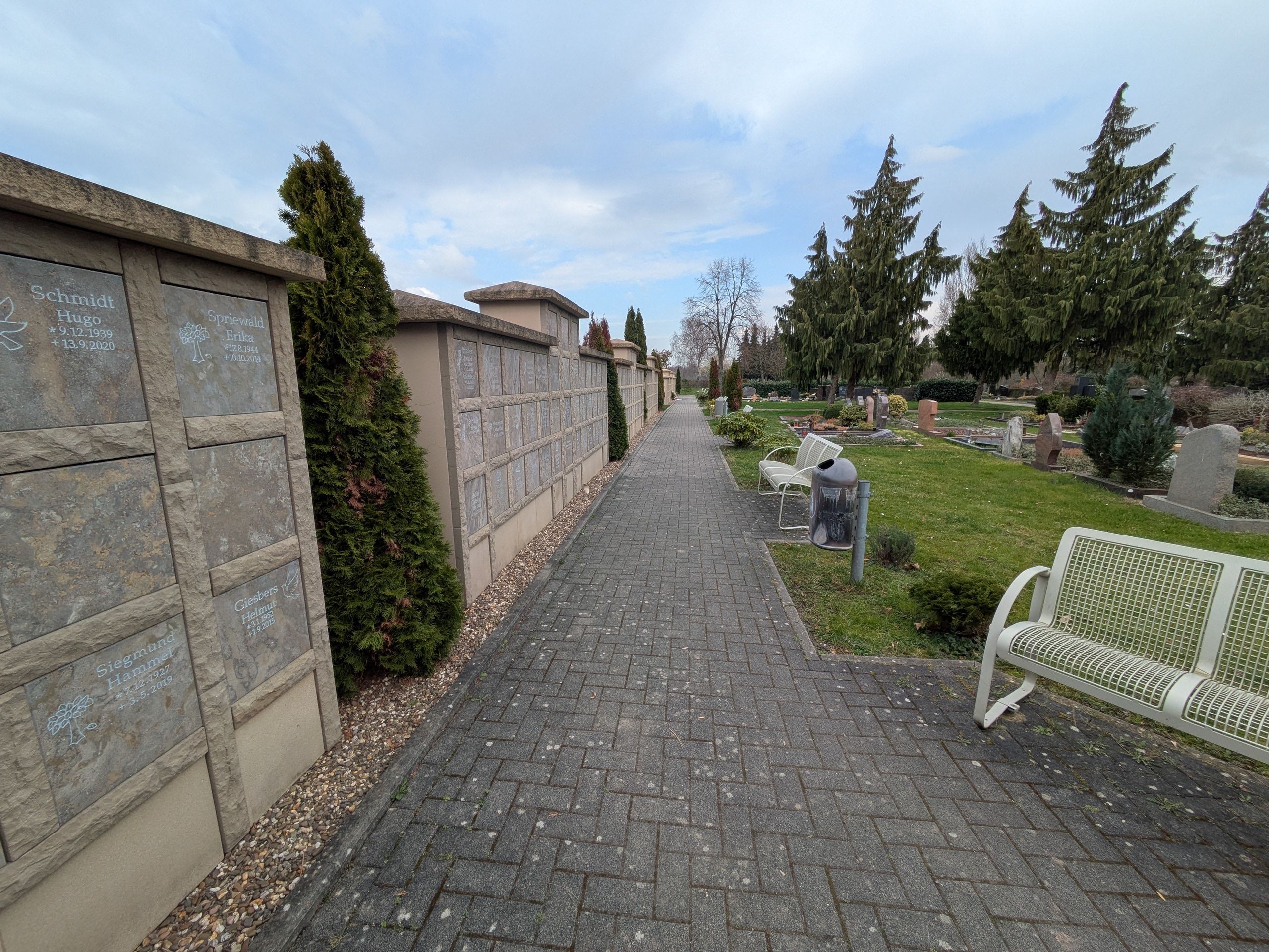 Kolumbarien auf dem Friedhof in Hitdorf