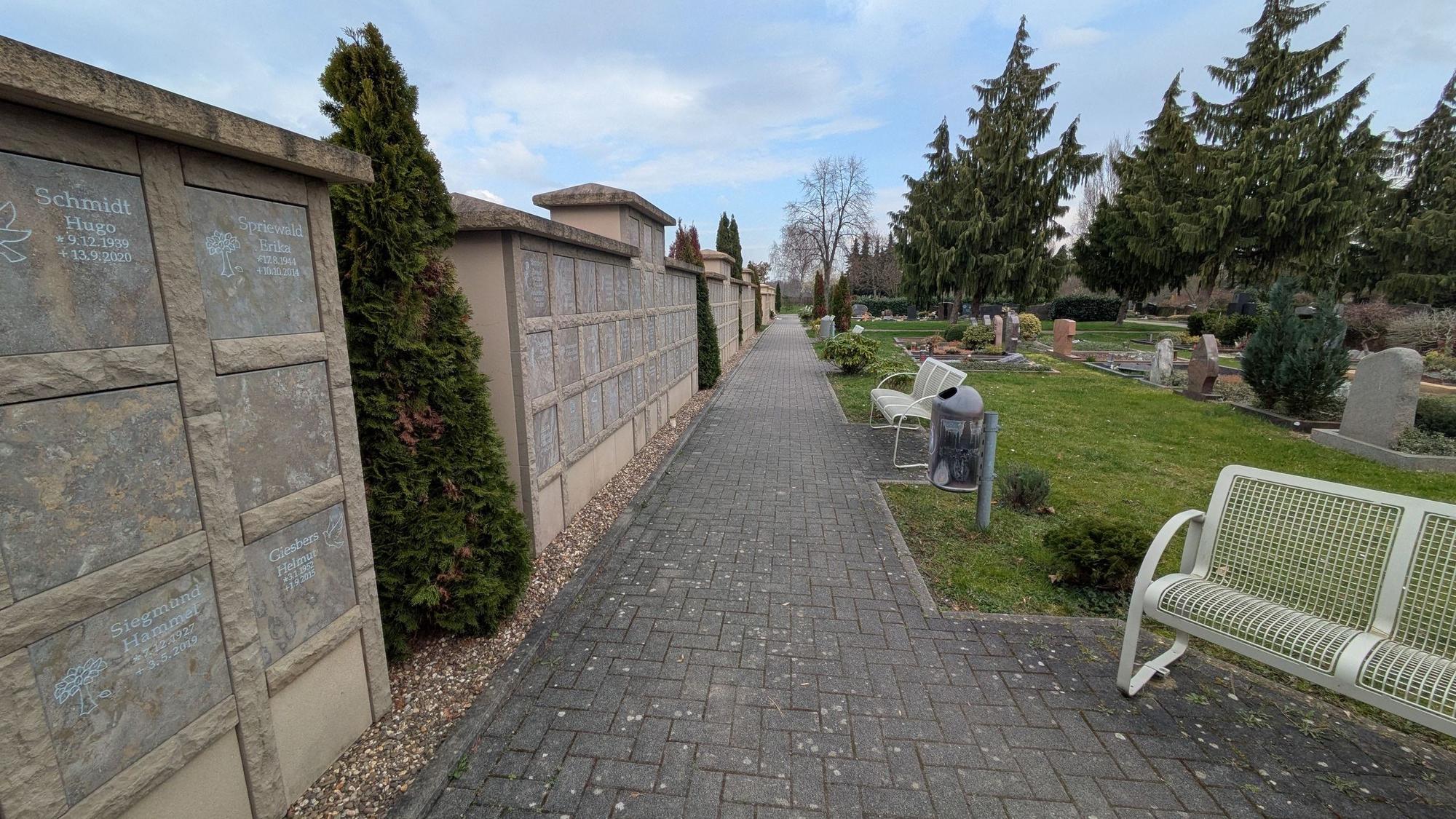 Kolumbarien auf dem Friedhof in Hitdorf