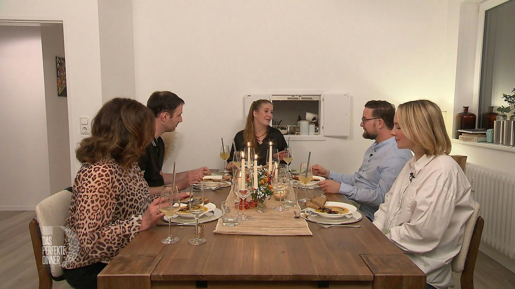 Die „Dinner“-Woche beginnt mit Suppe und selbstgebackenem Brot. Von links: Lilia, Eugenio, Alina, Robert und Radost.
(Bild: RTL)