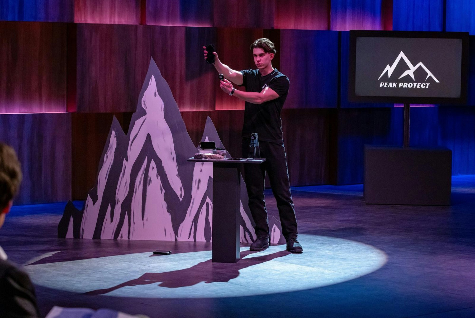 Er ist noch nicht lange 17 Jahre, steht aber schon in der VOX-Gründershow im Scheinwerferlicht: Christopher aus Österreich sammelt für sein Handy-Sicherungsseil 75.000 Euro ein. (Bild: RTL / Bernd-Michael Maurer)