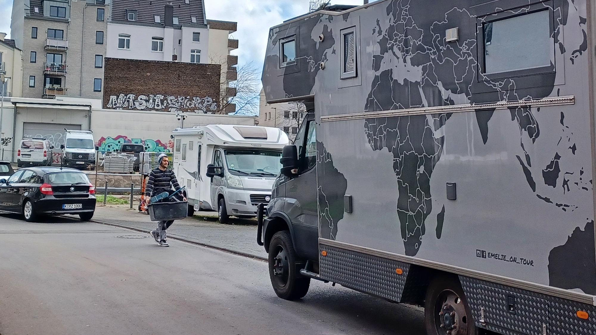 Wohnmobile auf dem Niehler Kirchweg