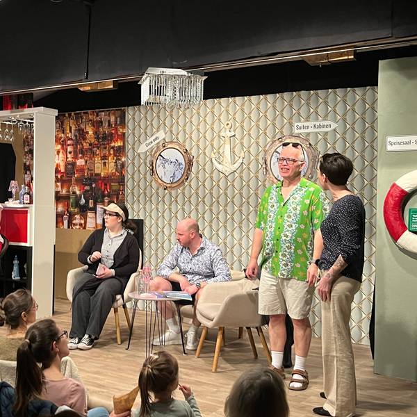 Die Theatergruppe Sankt Remigius aus Hennef-Happerschoß spielte zum 30-jährigen Bestehen den Schwank „Mann über Bord“.