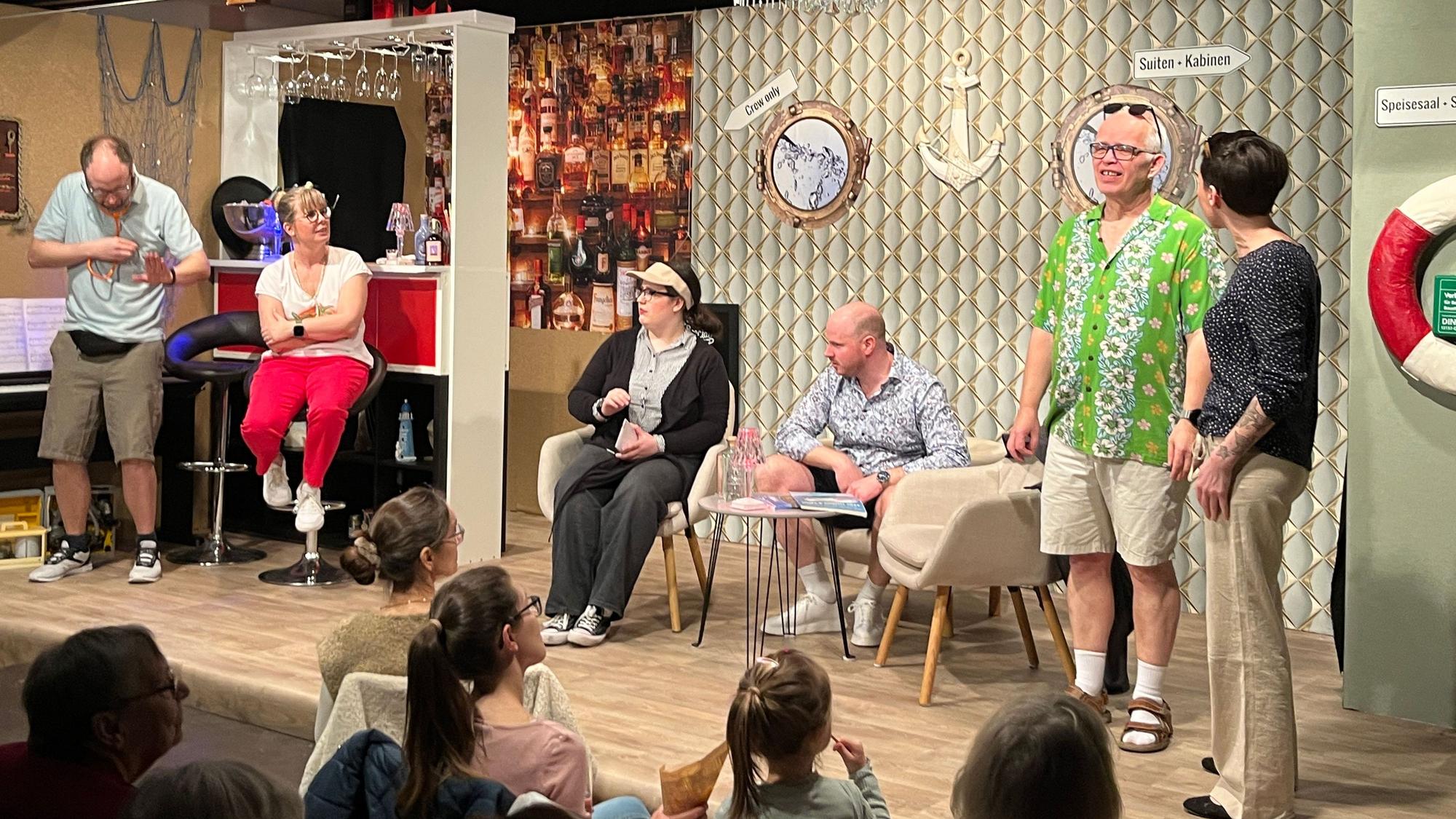 Die Theatergruppe Sankt Remigius aus Hennef-Happerschoß spielte zum 30-jährigen Bestehen den Schwank „Mann über Bord“.