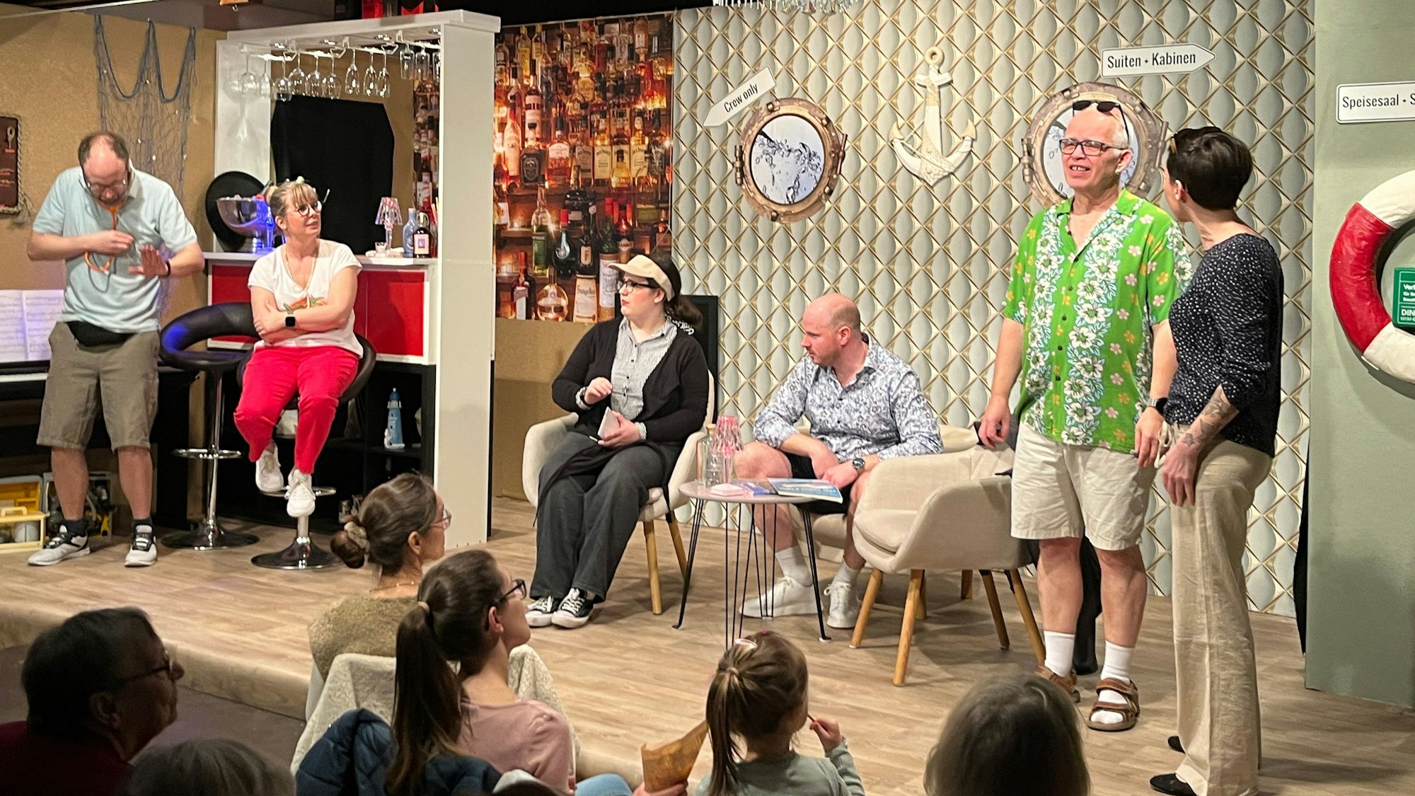 Die Theatergruppe Sankt Remigius aus Hennef-Happerschoß spielte zum 30-jährigen Bestehen den Schwank „Mann über Bord“.