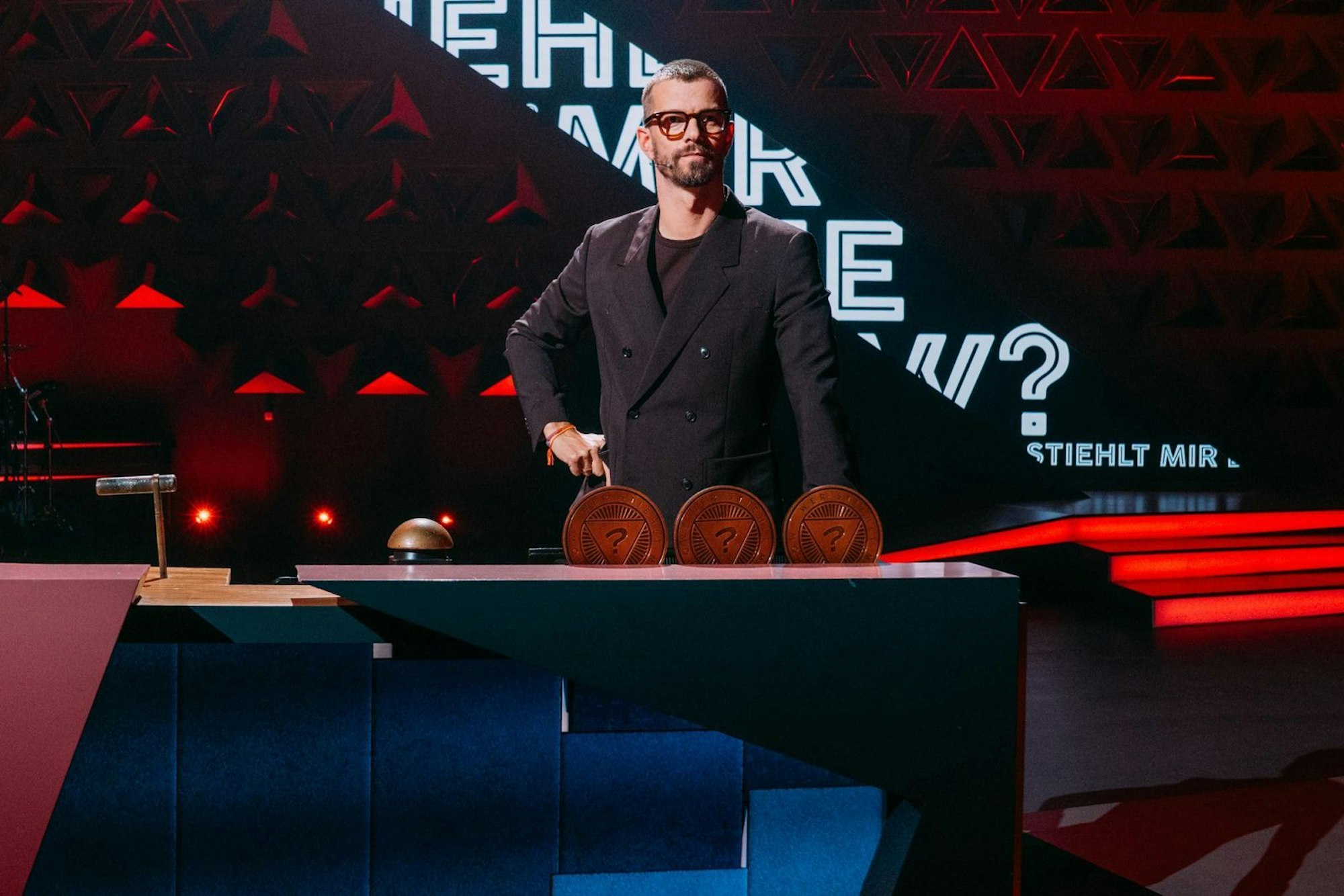 Anfänglich wollte Joko Winterscheidt ein großes Herz zeigen, als seine Showreihe ein Herz für Rückkehrer zeigte: Ein Wildcard-Kandidat durfte noch einmal antreten. Nach und nach wurde dem ProSieben-Entertainer aber klar, was für ein Risiko er da eingegangen war. (Bild: Joyn/Florida TV / Julian Mathieu)