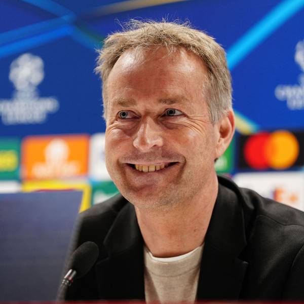 16.03.2026, Großbritannien, London: Bayer Leverkusen - Pressekonferenz vor dem Spiel gegen den FC Arsenal: Bayer Leverkusens Trainer Kasper Hjulmand sitzt bei einer Pressekonferenz im Emirates Stadion in London. Leverkusen will mit einem Sieg im Achtelfinal-Rückspiel beim FC Arsenal ins Viertelfinale der Champions League einziehen. Foto: Bradley Collyer/PA Wire/dpa +++ dpa-Bildfunk +++