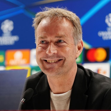 16.03.2026, Großbritannien, London: Bayer Leverkusen - Pressekonferenz vor dem Spiel gegen den FC Arsenal: Bayer Leverkusens Trainer Kasper Hjulmand sitzt bei einer Pressekonferenz im Emirates Stadion in London. Leverkusen will mit einem Sieg im Achtelfinal-Rückspiel beim FC Arsenal ins Viertelfinale der Champions League einziehen. Foto: Bradley Collyer/PA Wire/dpa +++ dpa-Bildfunk +++