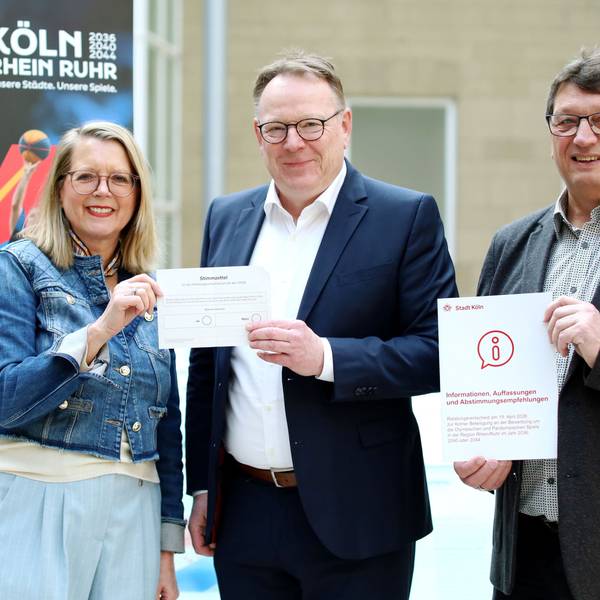 Stadtdirektorin und Wahlleiterin Andrea Blome, Kölns OB Torsten Burmester und Wahlamtsleiter Andreas Zinn (v. l.) stellen die Abstimmungsunterlagen zum Ratsbürgerentscheid Olympia vor.