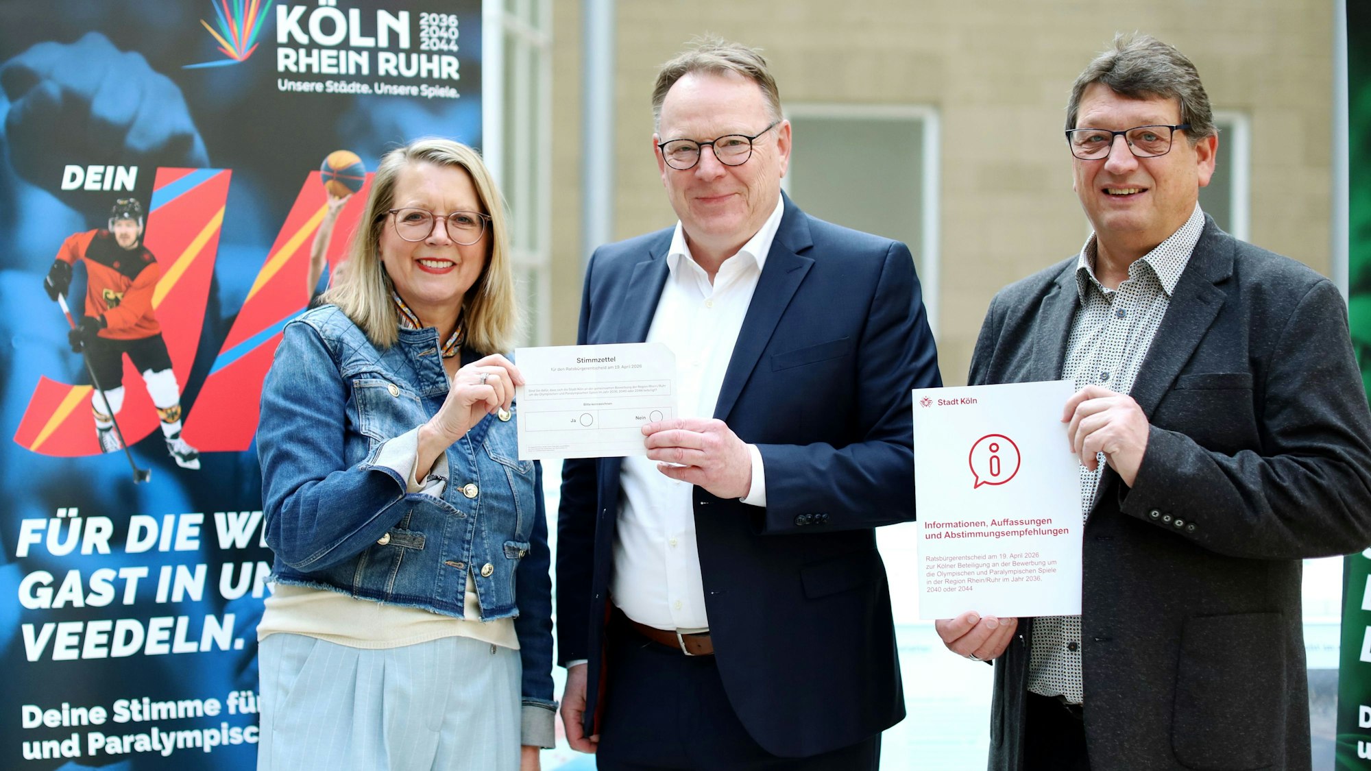 Stadtdirektorin und Wahlleiterin Andrea Blome, Kölns OB Torsten Burmester und Wahlamtsleiter Andreas Zinn (v. l.) stellen die Abstimmungsunterlagen zum Ratsbürgerentscheid Olympia vor.