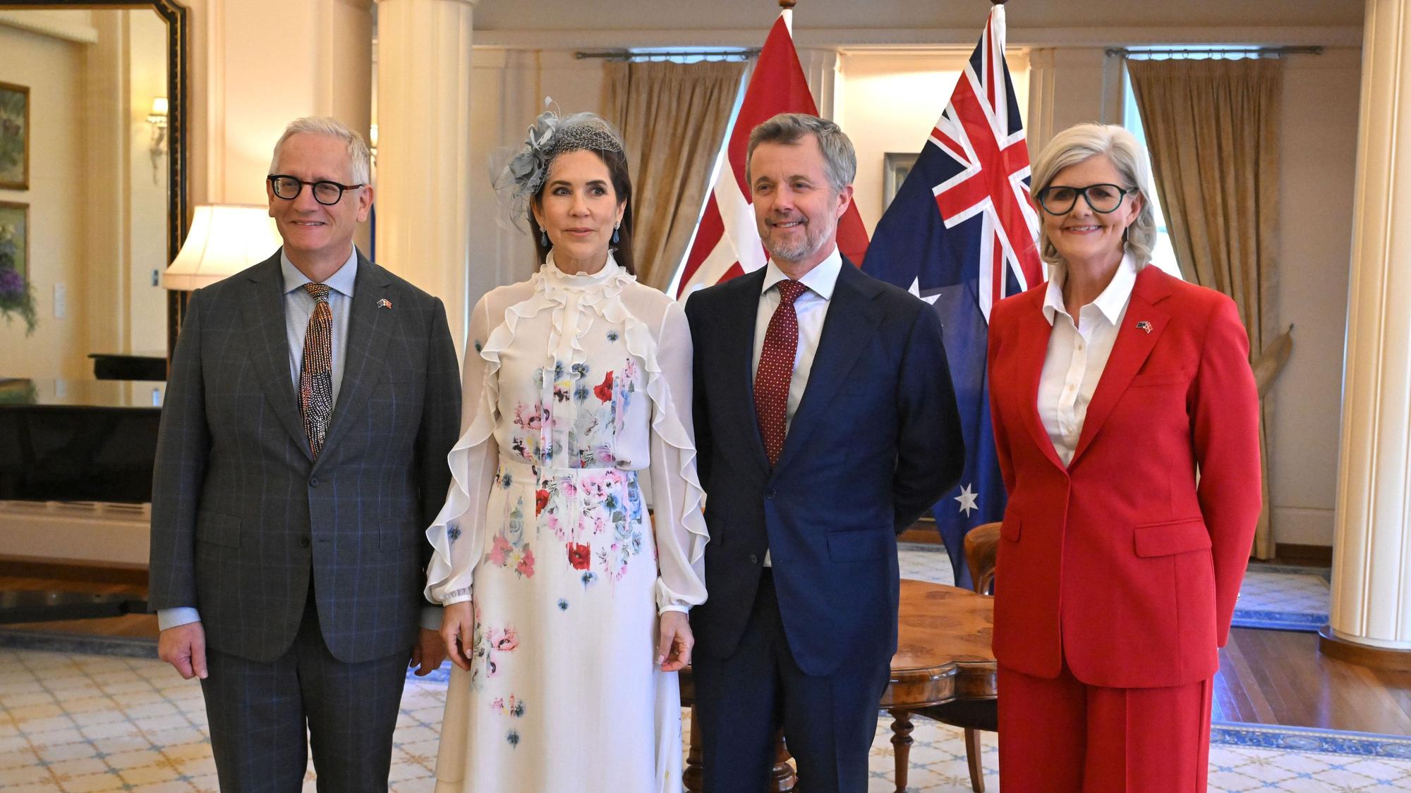 Dänemarks König Frederik X. und Königin Mary sowie Australiens Generalgouverneurin Sam Mostyn (r) und ihr Ehemann Simeon Beckett (l) nach der Unterzeichnung des Gästebuchs während einer feierlichen Begrüßung in der Government House in Canberra.