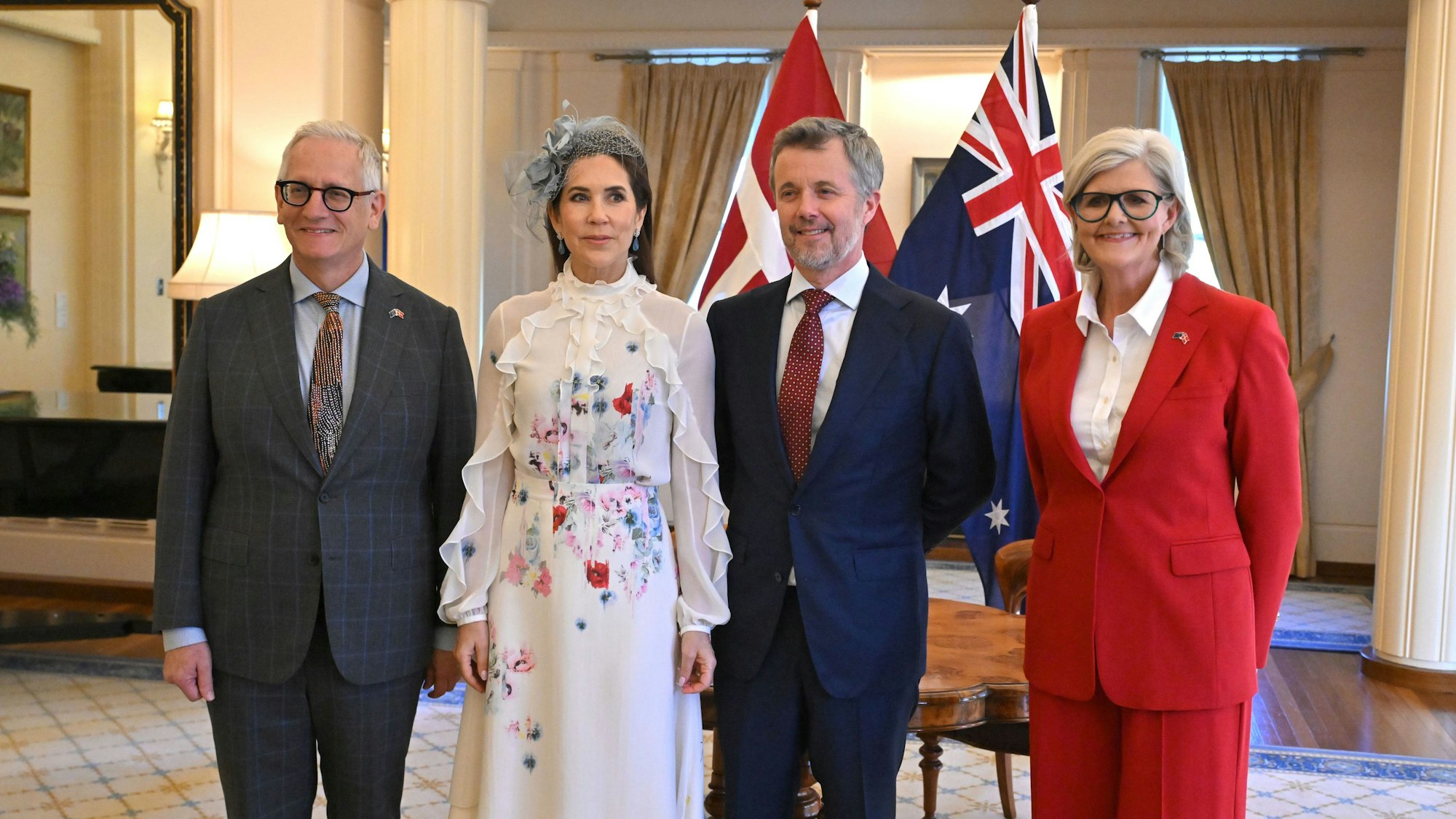 Dänemarks König Frederik X. und Königin Mary sowie Australiens Generalgouverneurin Sam Mostyn (r) und ihr Ehemann Simeon Beckett (l) nach der Unterzeichnung des Gästebuchs während einer feierlichen Begrüßung in der Government House in Canberra.
