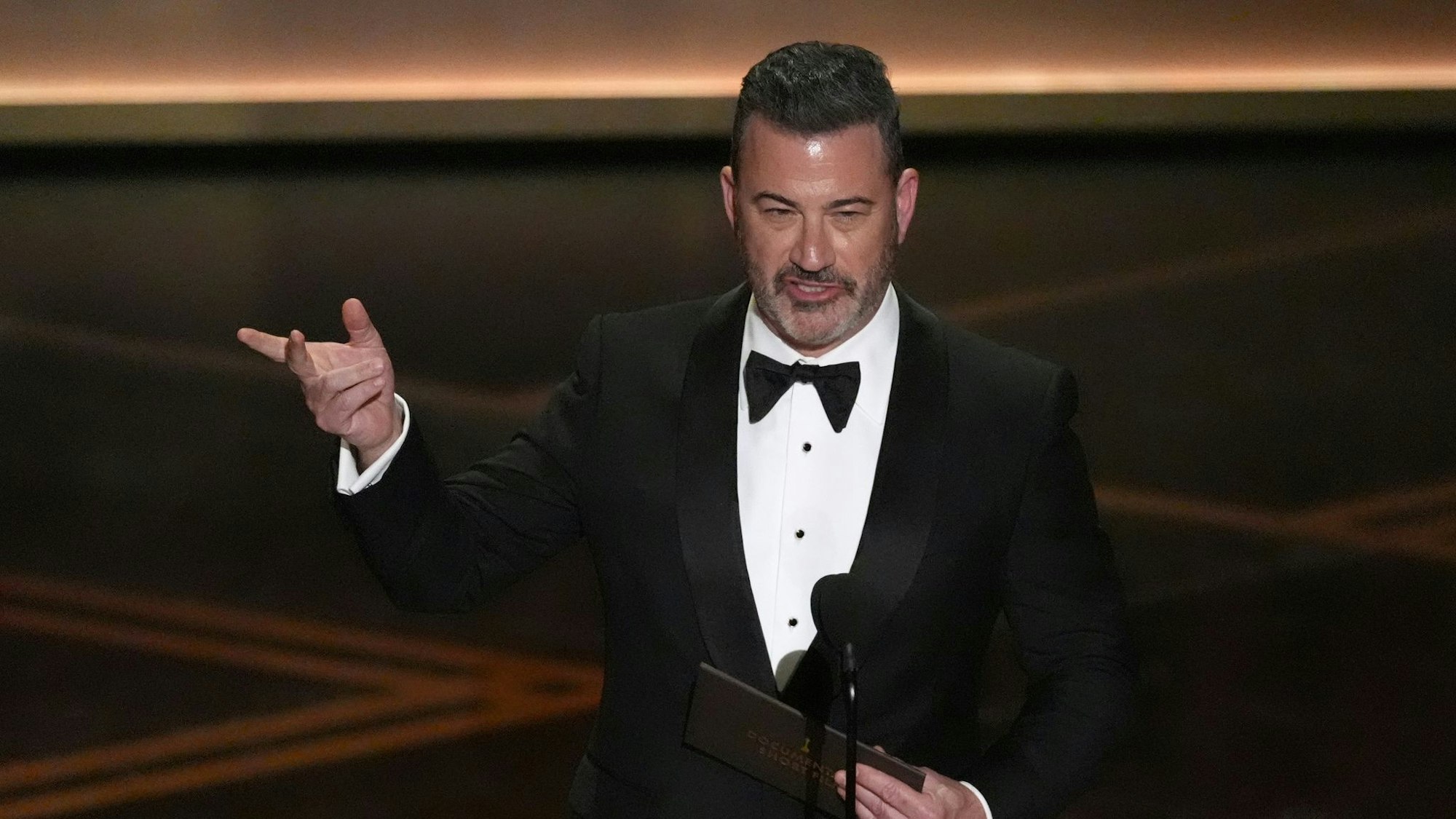 Jimmy Kimmel präsentiert die Oscars für die besten Dokumentarfilme.