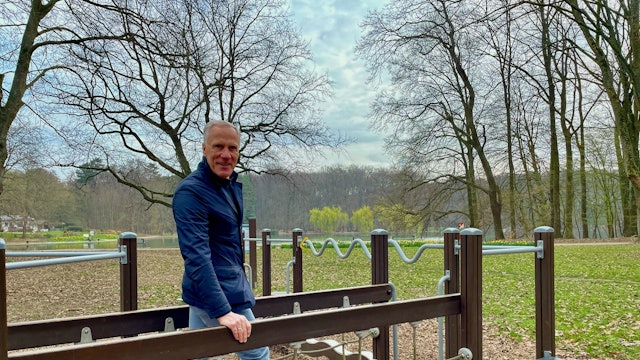 Ingo Froböse balanciert über eine wackelige Hängebrücke.