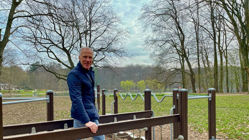 Ingo Froböse balanciert über eine wackelige Hängebrücke.