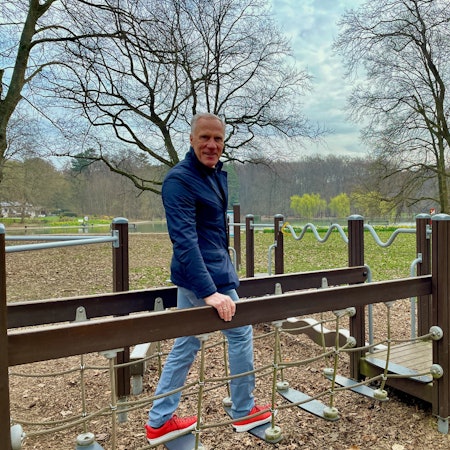 Ingo Froböse balanciert über eine wackelige Hängebrücke.