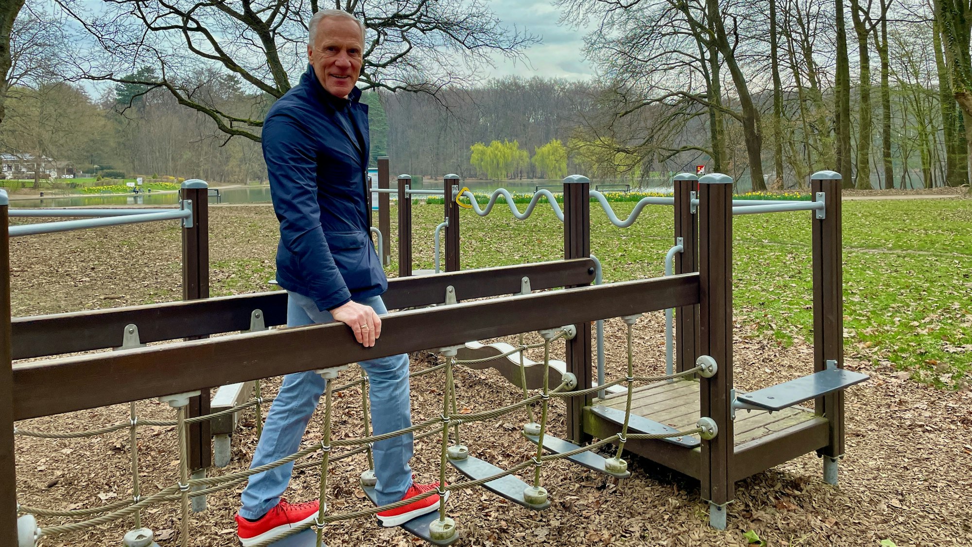 Ingo Froböse balanciert über eine wackelige Hängebrücke.