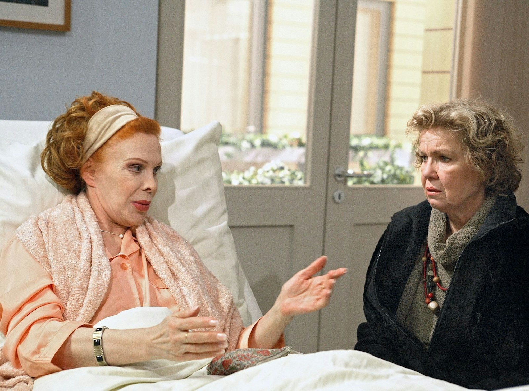 Elisabeth Volkmann (links), die deutsche Synchronstimme von Marge Simpson, verstarb 2006 im Alter von 70 Jahren. (Bild: MDR / Krajewski)