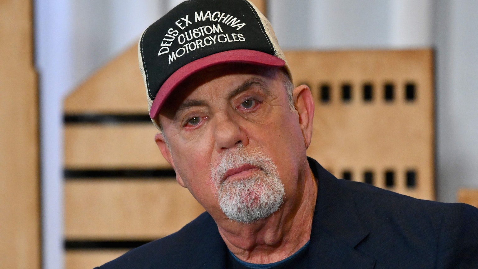 Billy Joel schaut ernst.