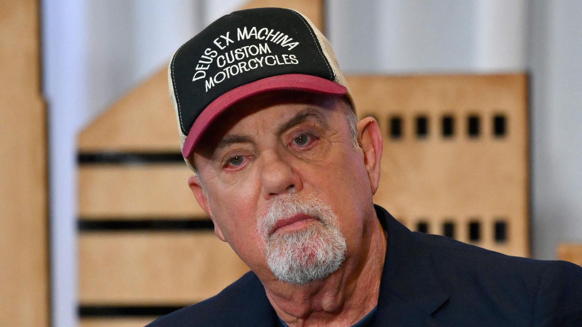 Billy Joel schaut ernst.