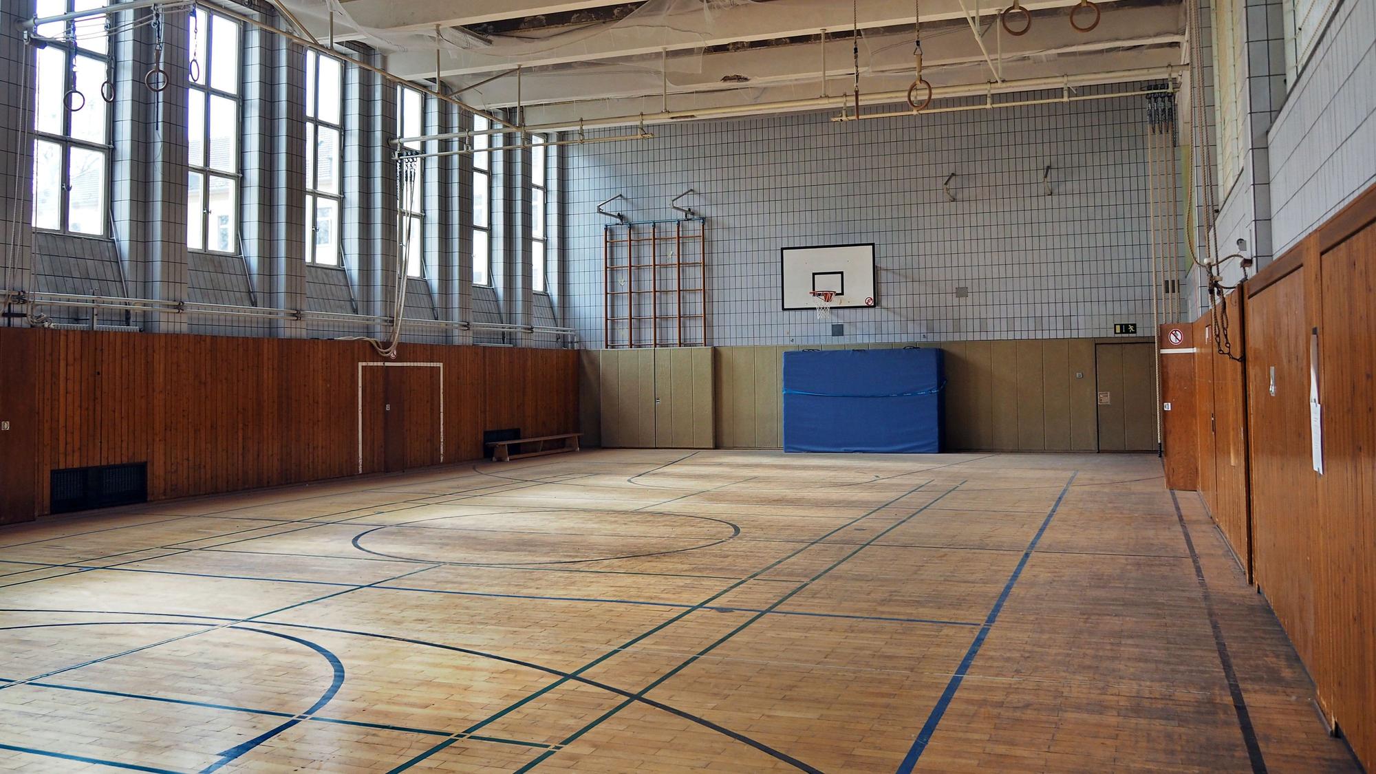 Die Turnhalle der Grundschule am Rosenzweigweg muss saniert werden. Wann die Schüler hier wieder Sport machen können, steht noch nicht fest.