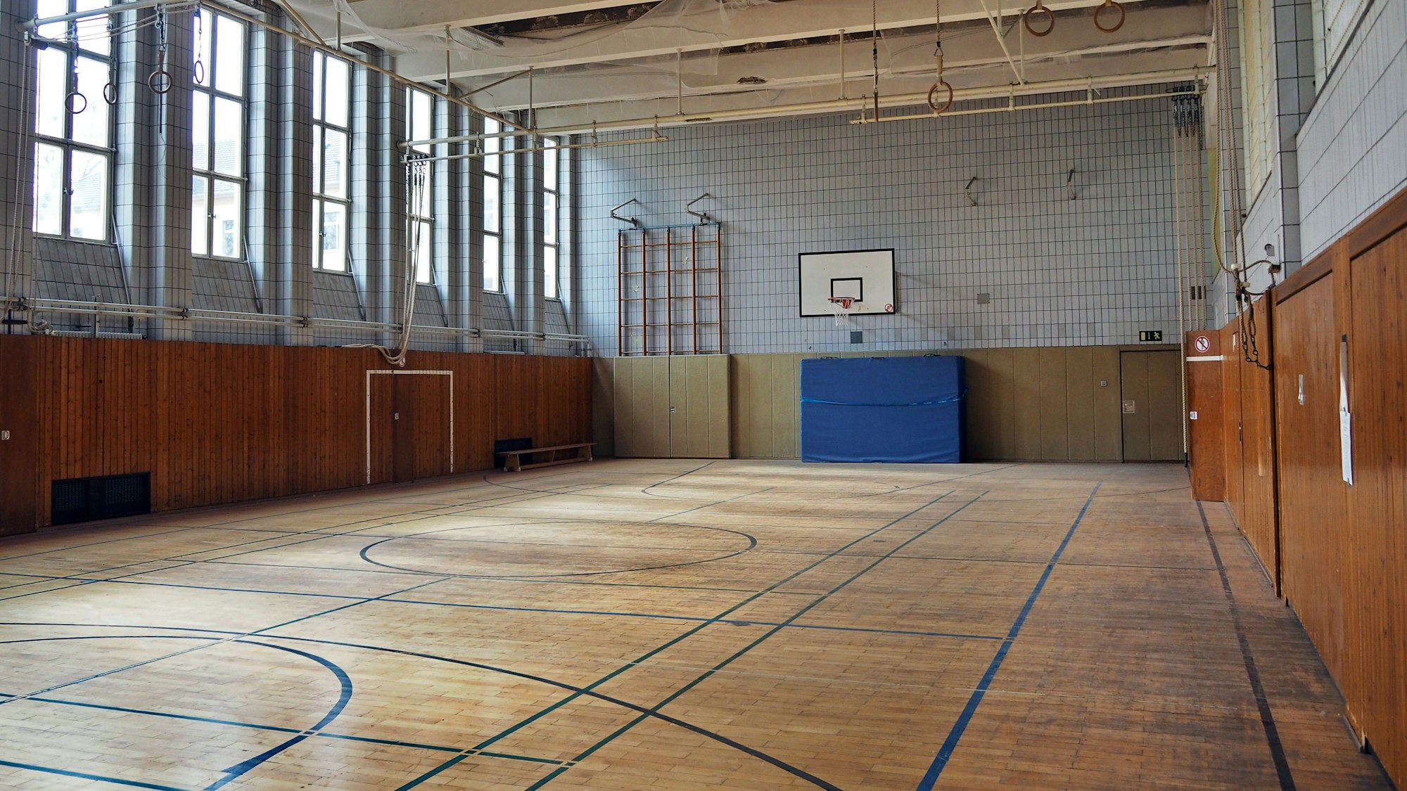 Die Turnhalle der Grundschule am Rosenzweigweg muss saniert werden. Wann die Schüler hier wieder Sport machen können, steht noch nicht fest.