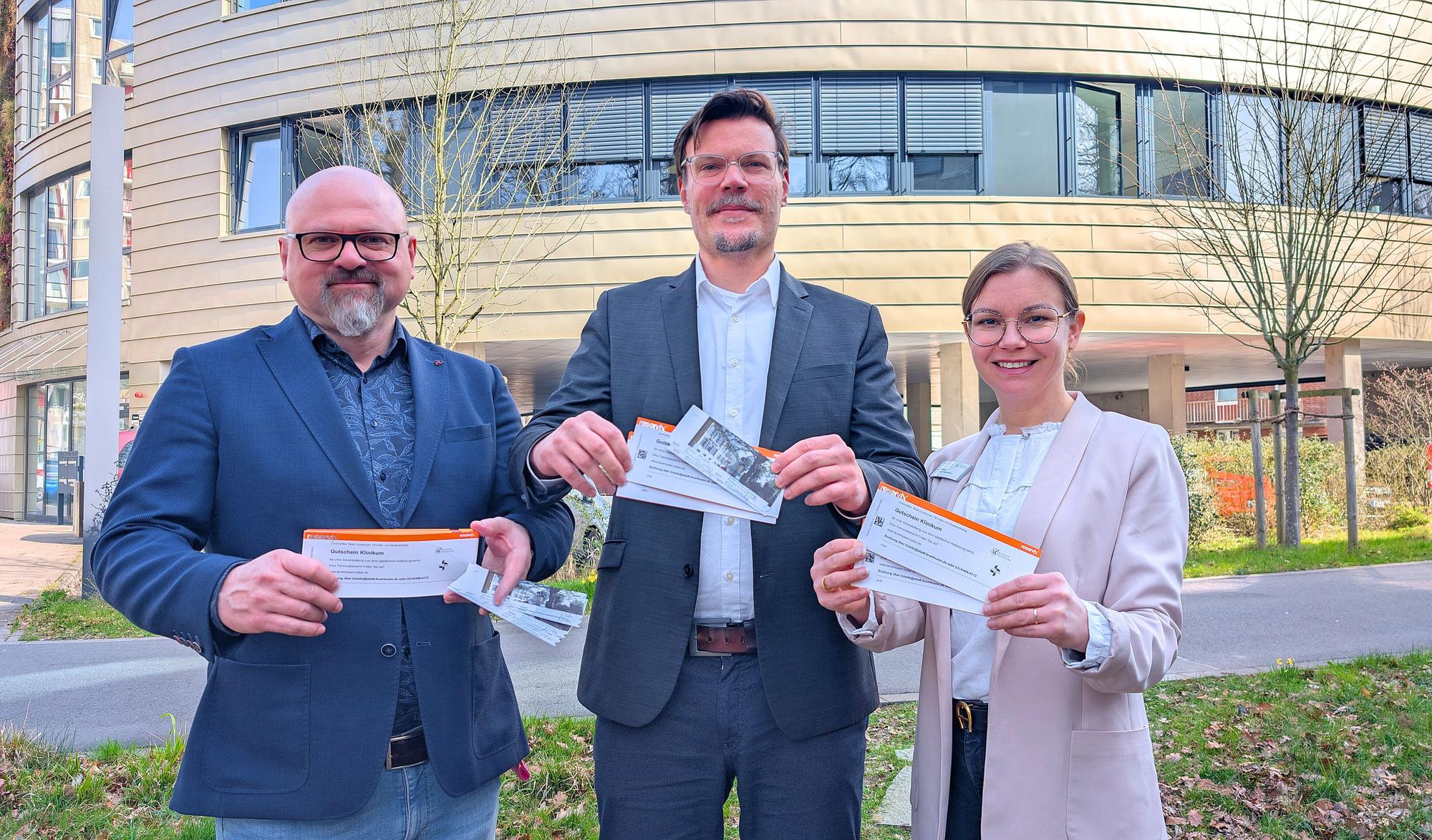 Arthur Horváth, Matthias Klimkait und Vanessa
Klaus mit den Kulturgutscheinen