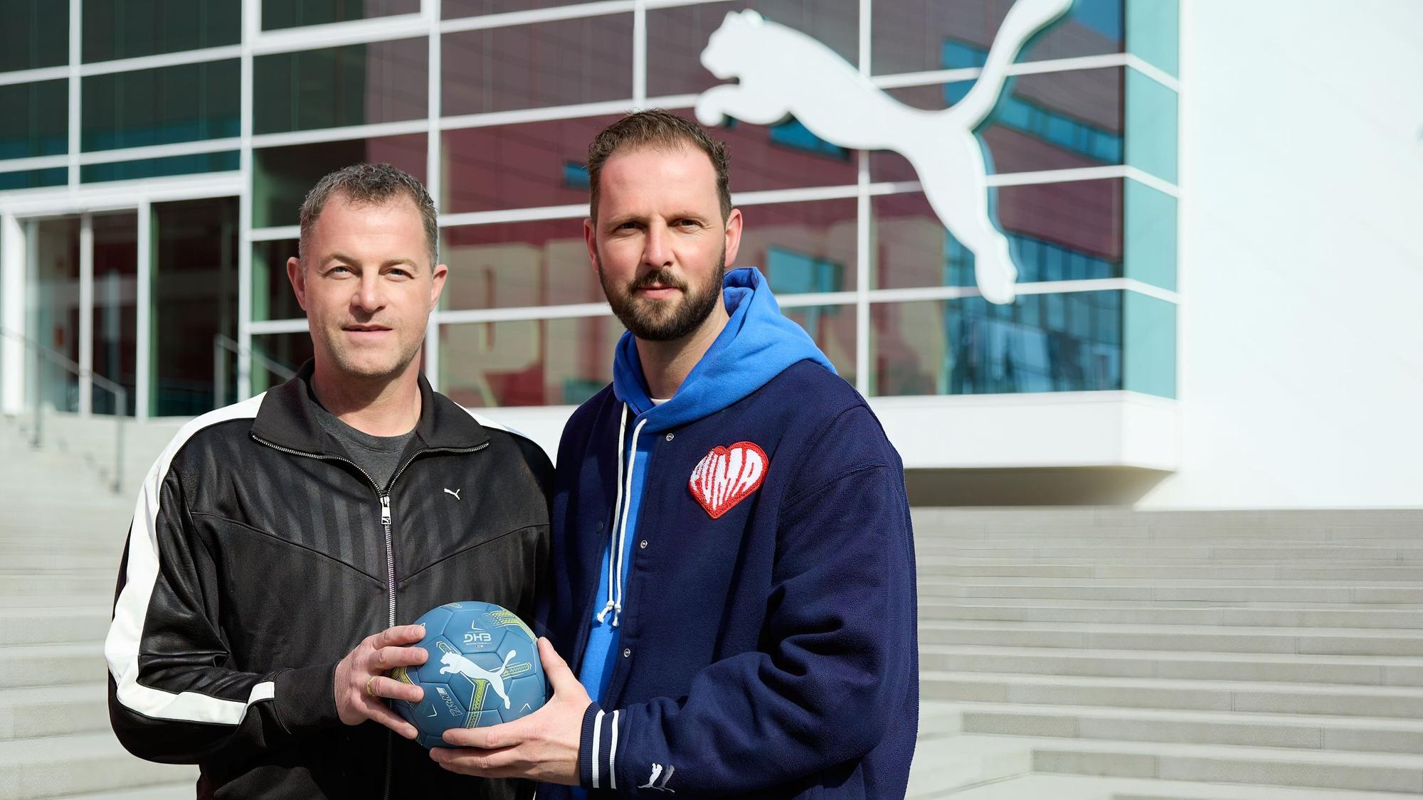 Puma wird neuer Ausrüster des VfL Gummersbach: Arthur Hoeld und VfL-Geschäftsführer Christoph Schindler vor der Untrenehmenszentral mit einem Handball in der Hand.