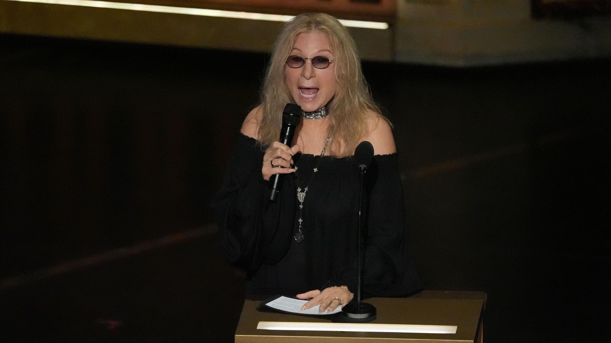 Barbra Streisand spricht über Robert Redford während der „In Memoriam“-Rede bei der Oscar-Verleihung im Dolby Theatre in Los Angeles.