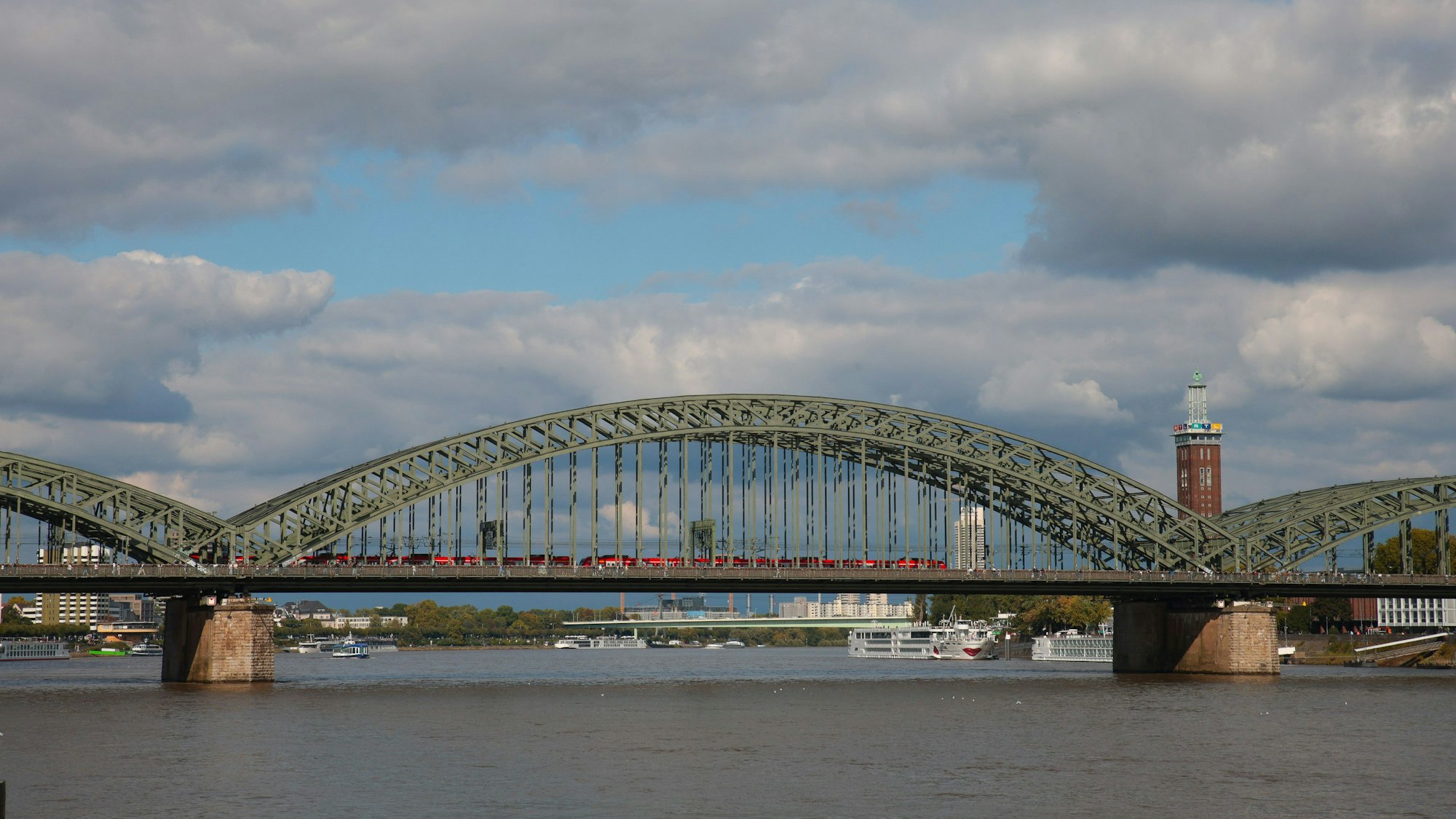 Die Hohenzollernbrücke soll im Norden und Süden erweitert werden.