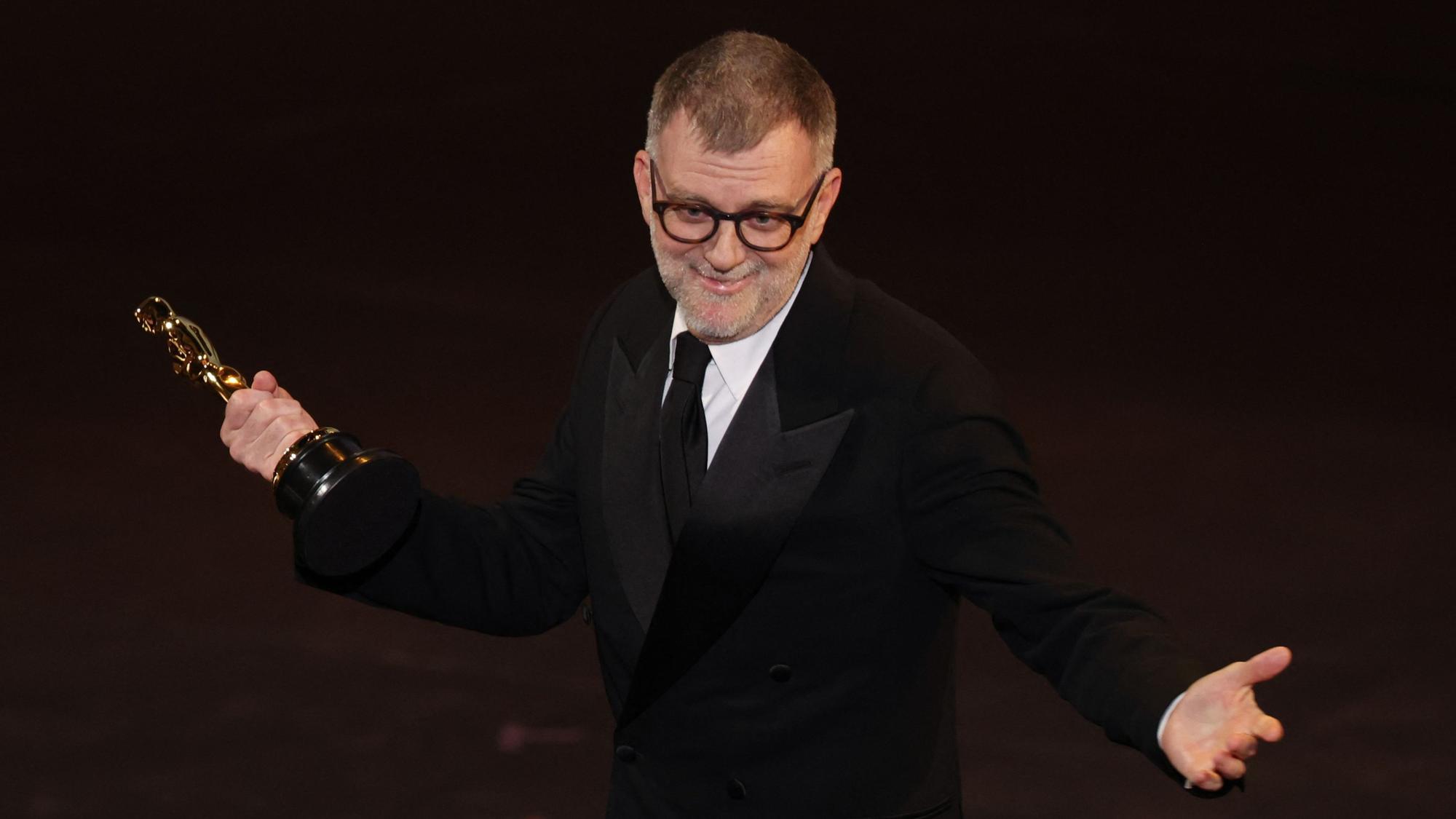 Der US-amerikanische Filmemacher Paul Thomas Anderson nimmt am 15. März 2026 im Dolby Theatre in Hollywood, Kalifornien, im Rahmen der 98. Oscar-Verleihung auf der Bühne den Oscar für das beste adaptierte Drehbuch für „One Battle After Another“ entgegen.