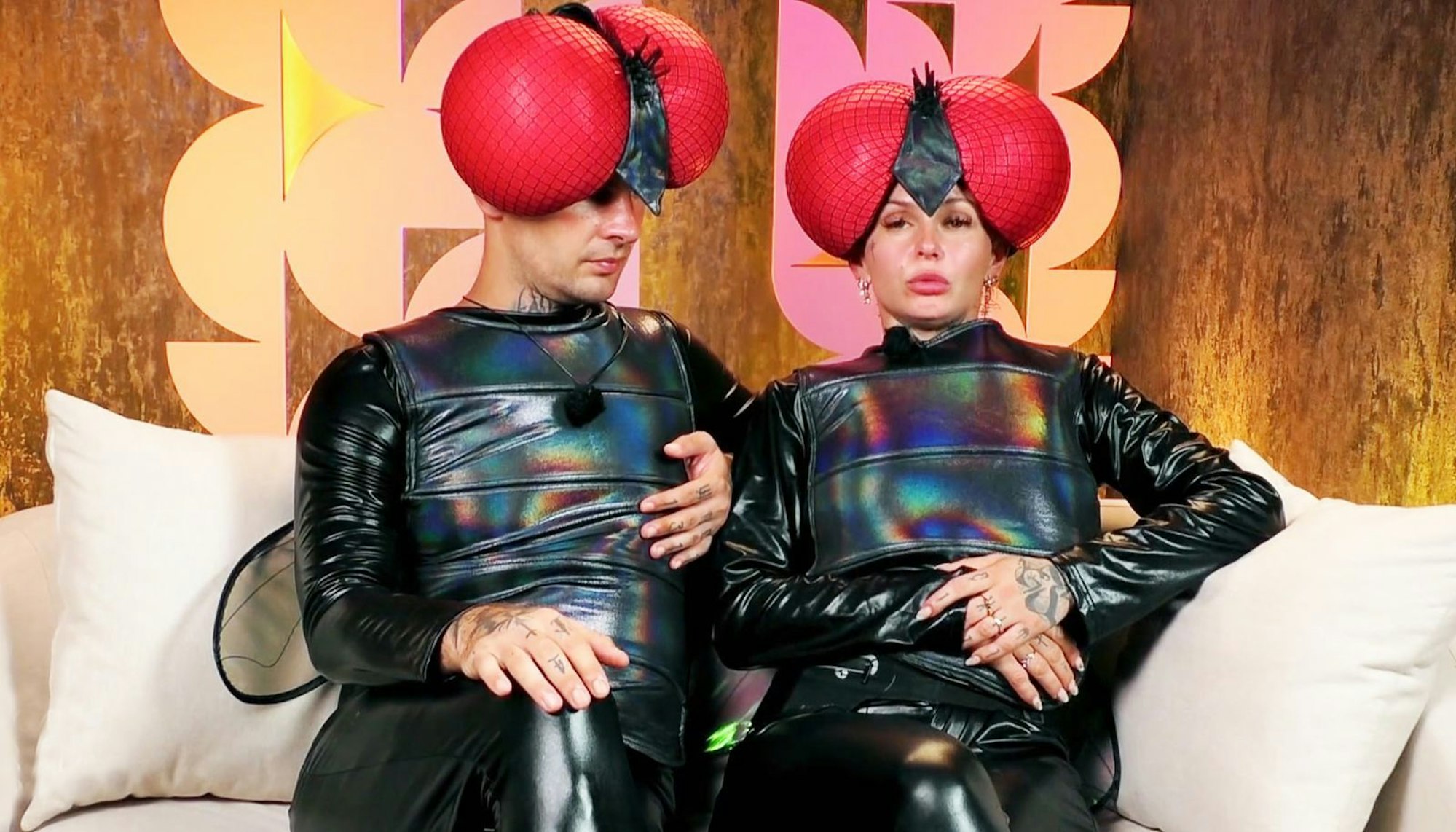 Edith (rechts) und Eric Stehfest waren ein Liebespaar, sind aber getrennt. Bei „Promis unter Palmen“ (SAT.1) sind sie wiedervereint. Allerdings nicht glücklich ... (Bild: Joyn)